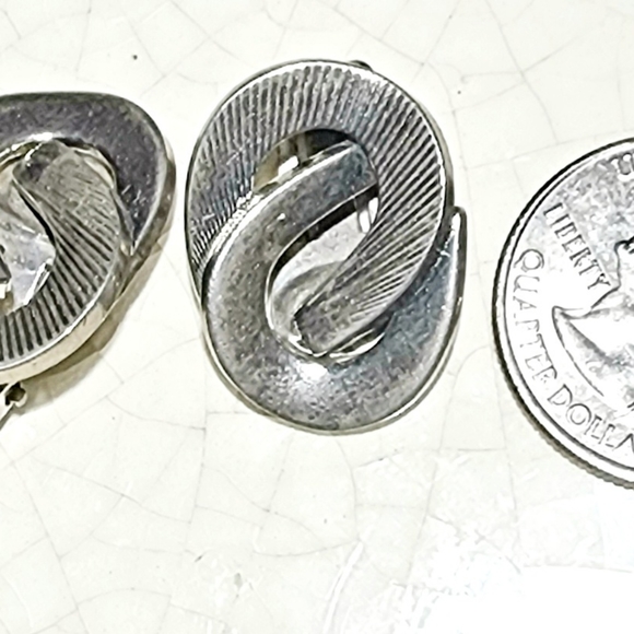 Vintage modernist textured loop figure 8 clip on earrings - Picture 3 of 4